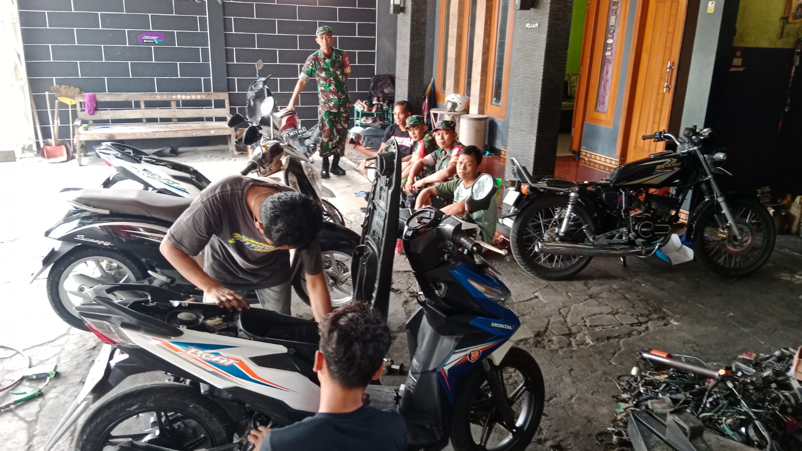 Babinsa Imbau Masyarakat  Waspadai Hujan Disertai Angin Kencang