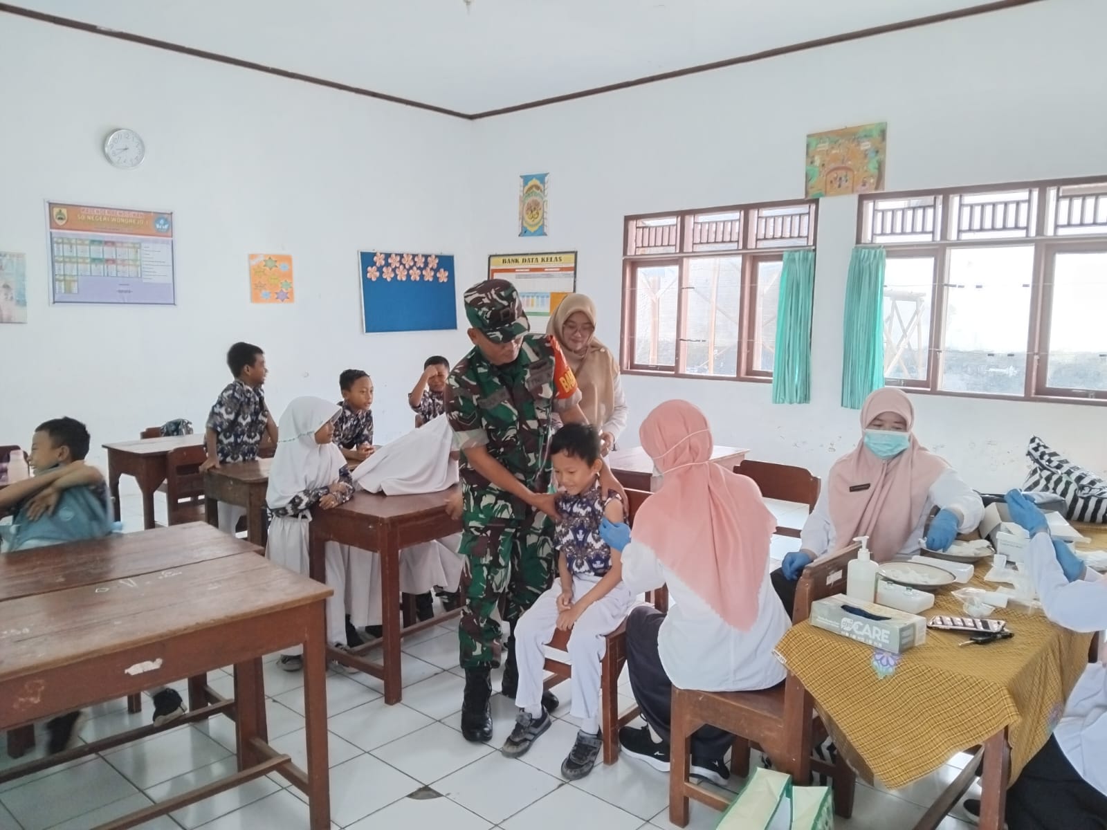 Babinsa Jadi “Superhero” Kecil, Beri Semangat Anak SD Saat Imunisasi BIAS