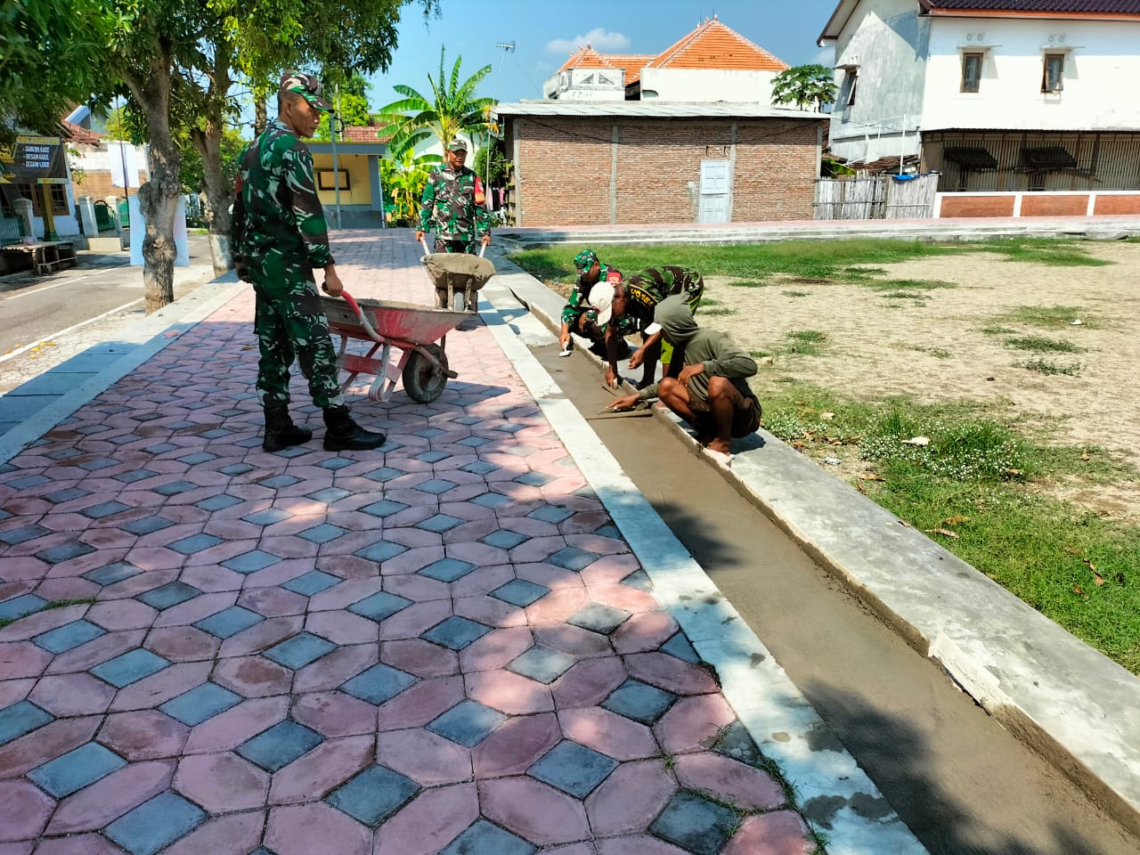 Tingkatkan Infrastruktur, Babinsa Kerja Bakti  Bangun Talud Jalan