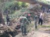 Bersihkan Sungai dari Sampah, Babinsa Terjun Langsung ke Sungai