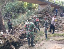 Bersihkan Sungai dari Sampah, Babinsa Terjun Langsung ke Sungai