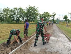 Babinsa Kerja Bakti, Jalan Rusak di Desa Guworejo Kini di Cor