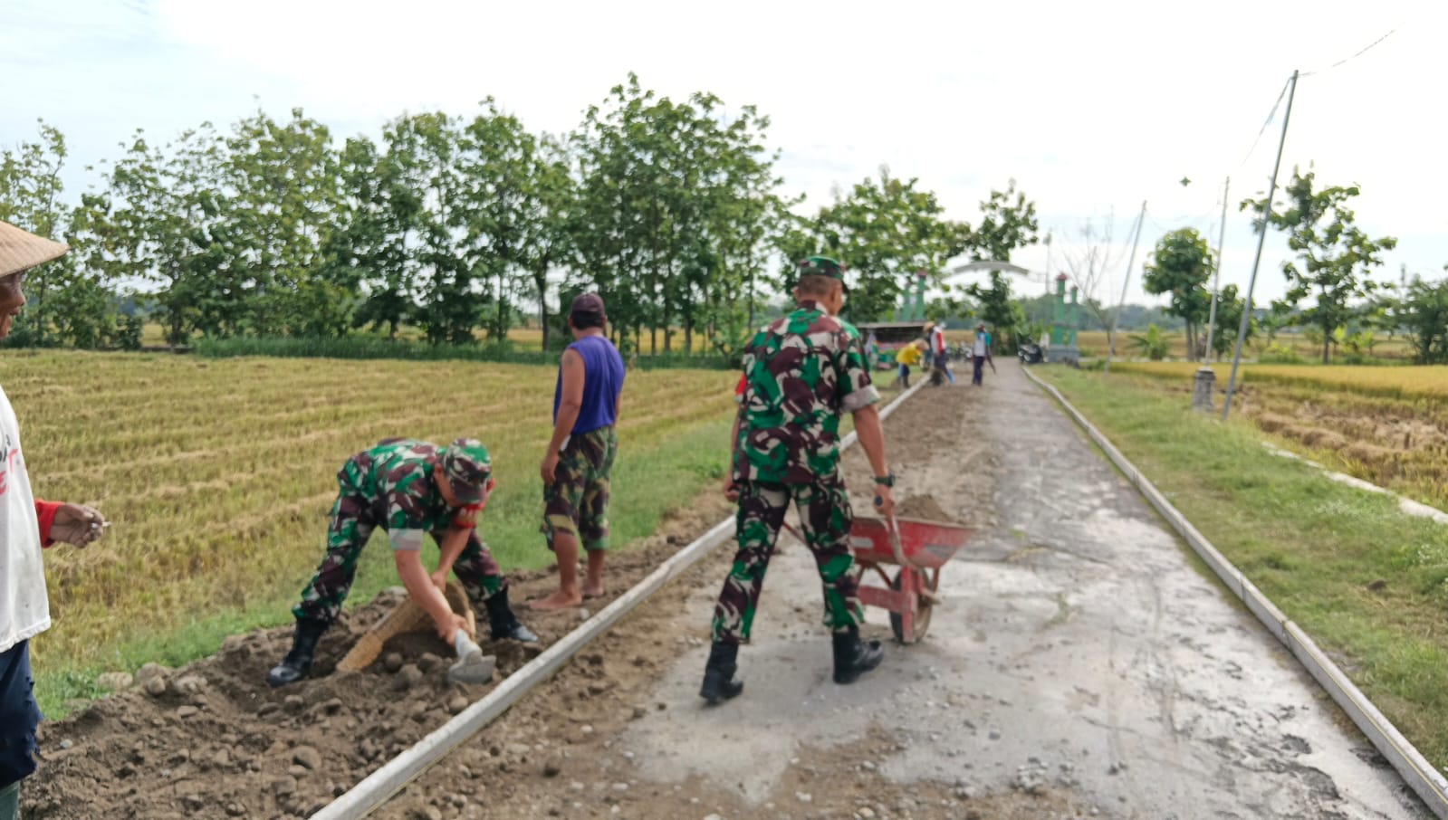 Babinsa Kerja Bakti, Jalan Rusak di Desa Guworejo Kini di Cor