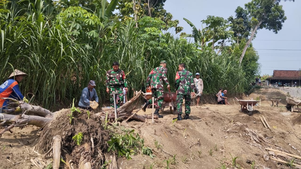 Babinsa Karya Bakti Pembuatan Drainase dan Gorong-Gorong Parit Jalan