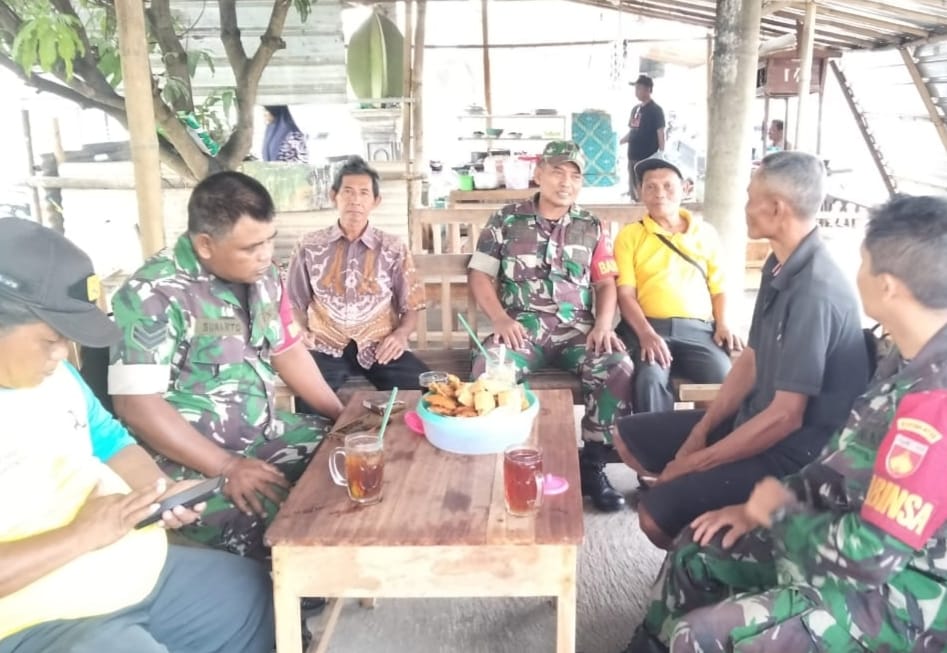 Jelang Pilkada Babinsa Ajak Warga Jaga Wilayah Tetap Kondusif