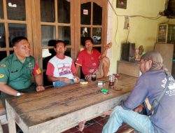 Babinsa Bangun Talud Jalan, Jamin Aliran Air Lancar