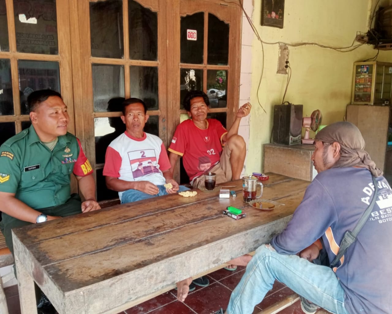 Babinsa Bangun Talud Jalan, Jamin Aliran Air Lancar