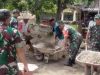 Babinsa  Turun Langsung Bantu Warga Meratakan Tanah Bangunan