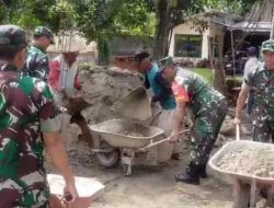 Babinsa  Turun Langsung Bantu Warga Meratakan Tanah Bangunan