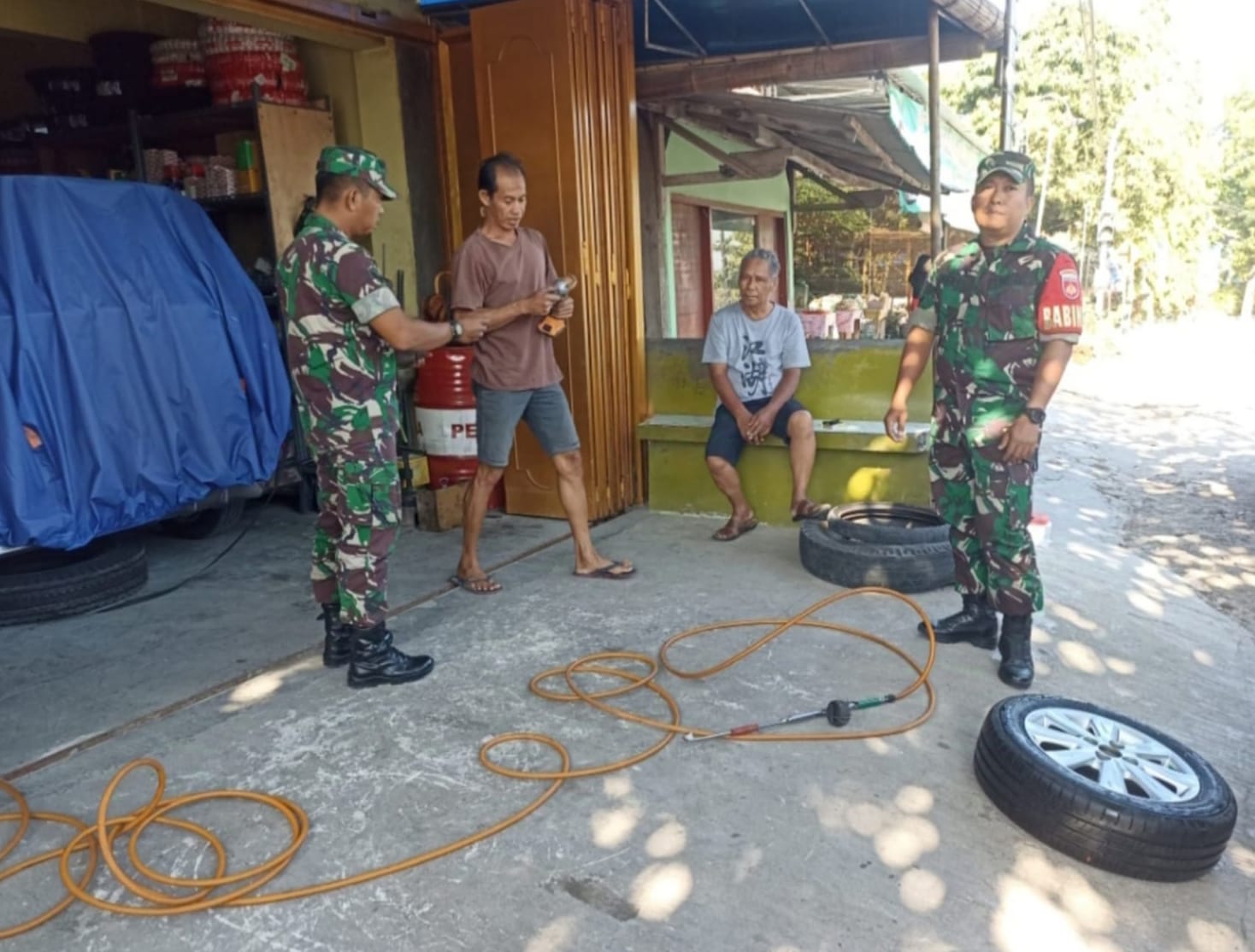 Babinsa Rutin Susur Kampung, Jalin Keakraban dan Awasi Keamanan