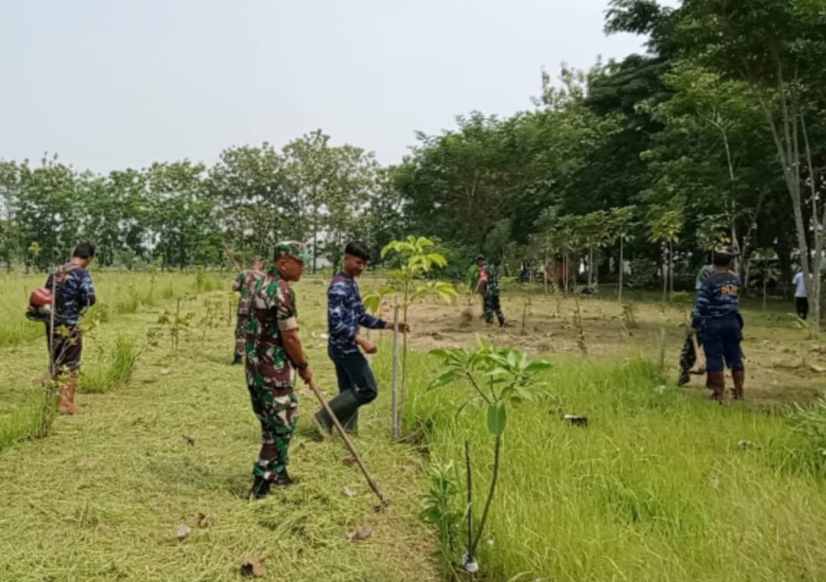 Babinsa Gotong Royong, Taman Kelurahan Kroyo Semakin Asri