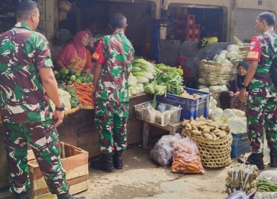 Babinsa Pantau Stok Kebutuhan Pokok, Pastikan Ketersediaan dan Harga Stabil