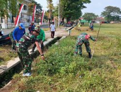 Babinsa Berperan Aktif Dalam Membersihkan Jalan Desa, Tunjukkan Sinergitas TNI dengan Masyarakat