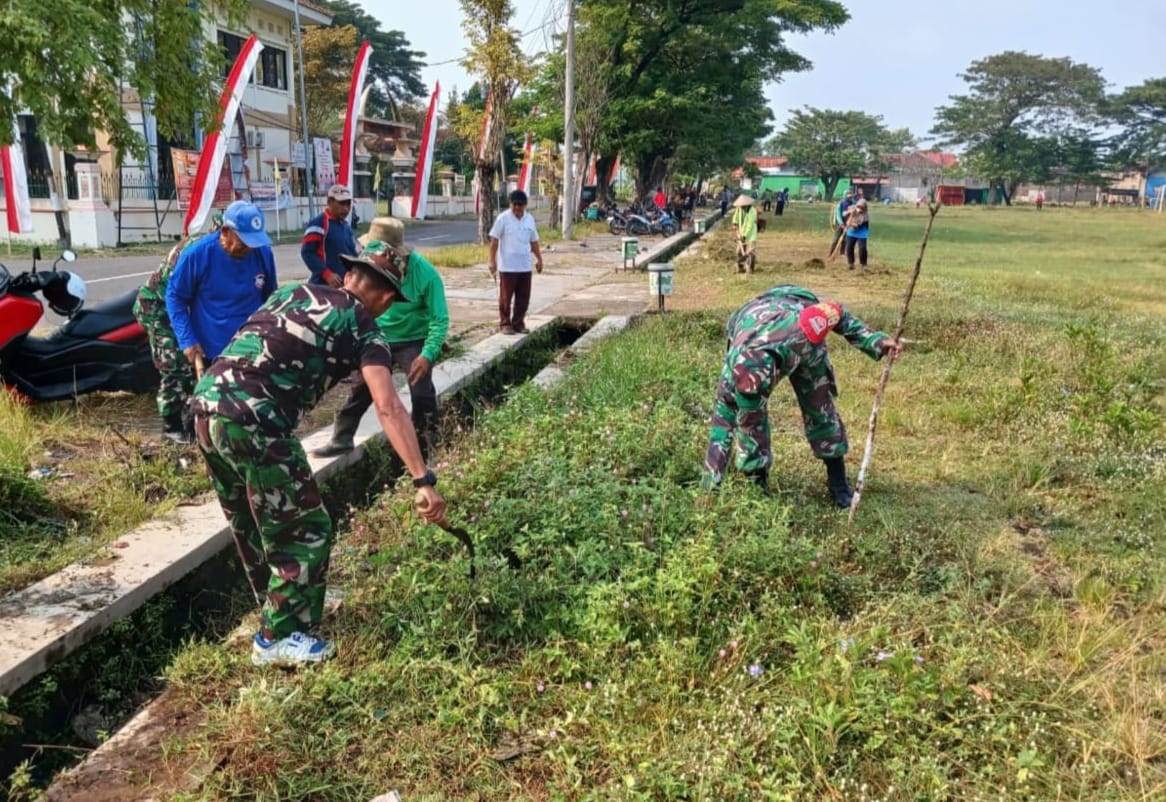 Babinsa Berperan Aktif Dalam Membersihkan Jalan Desa, Tunjukkan Sinergitas TNI dengan Masyarakat