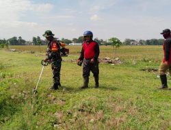 Daryanto Berperan Aktif Dalam Karya Bakti Pembersihan Rumput di Jalan Desa