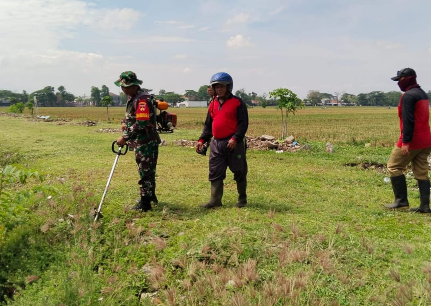 Daryanto Berperan Aktif Dalam Karya Bakti Pembersihan Rumput di Jalan Desa