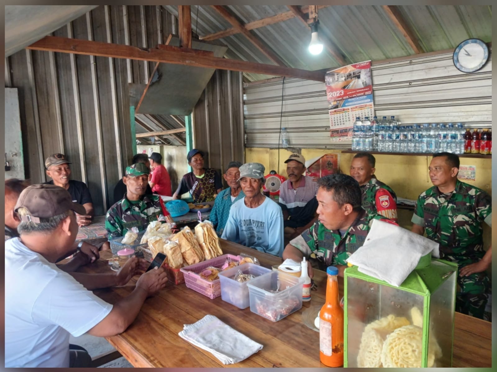 Pasca Salurkan Hak Pilih, Babinsa Ajak Masyarakat Tetap Jaga Kerukunan