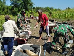 Babinsa Bangun Talud Jalan Kampung Guna Memperkokoh Infrastruktur Desa