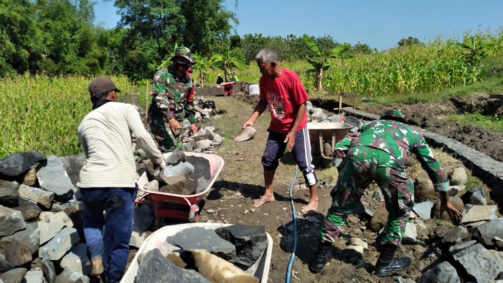 Babinsa Bangun Talud Jalan Kampung Guna Memperkokoh Infrastruktur Desa
