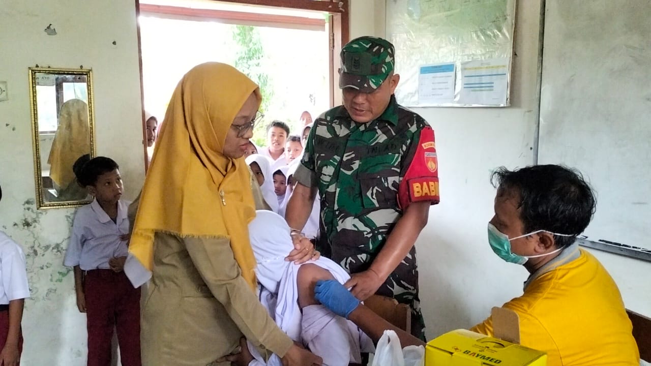 Serma Widi Turut Tenangkan Siswa Saat Dampingi Bias