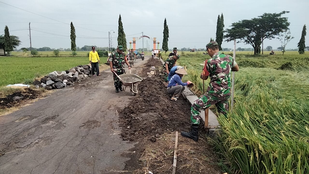 Babinsa Berperan Aktif dalam Pembangunan Talud Irigasi Untuk Mendukung Infrastruktur