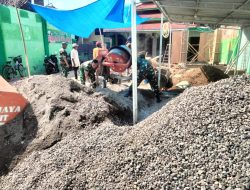 Babinsa Berikan Sumbangsih Nyata, Bantu Pengecoran Halaman Masjid