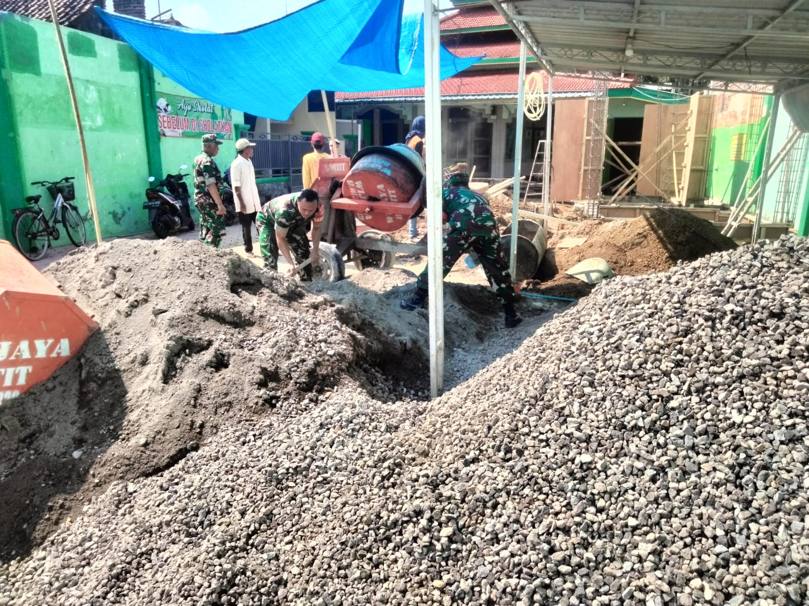 Babinsa Berikan Sumbangsih Nyata, Bantu Pengecoran Halaman Masjid