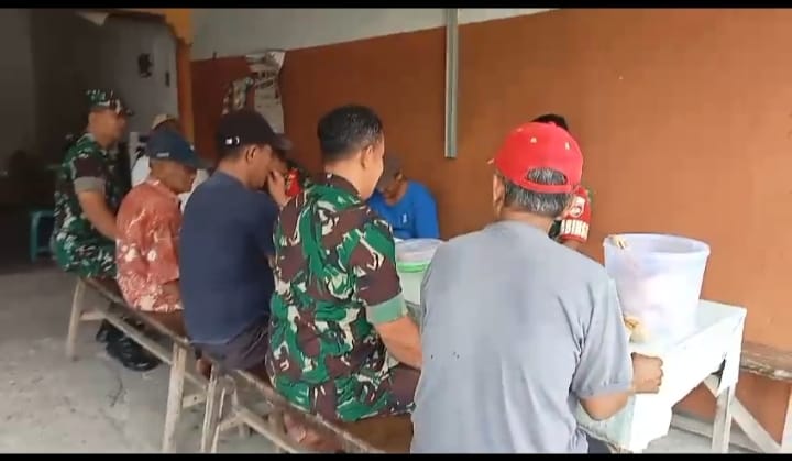 Babinsa Sebarkan Informasi dan Jalin Keakraban Melalui Komsos di Warung