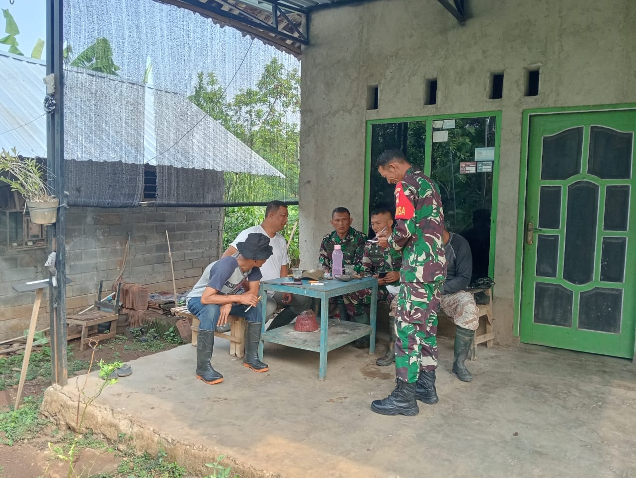 Babinsa Ajak Warga Gunakan Hak Pilih: “Jangan Golput, Pilbup dan Pilgub Jateng Penting!”