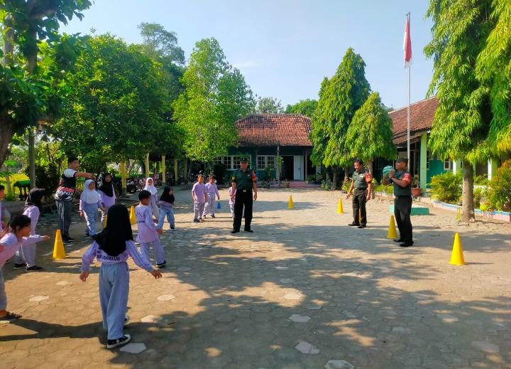 Juhari  Komsos Dengan Anak SD, Beri Arahan Tentang Menjadi Anak yang Disiplin