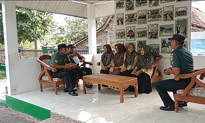 Babinsa Masuk Sekolah, Melaksanakan Komsos Dengan Kepala Sekolah dan Para Guru SD
