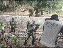 Perlancar Aliran Air, Babinsa Ikut Warga Bangun Talud