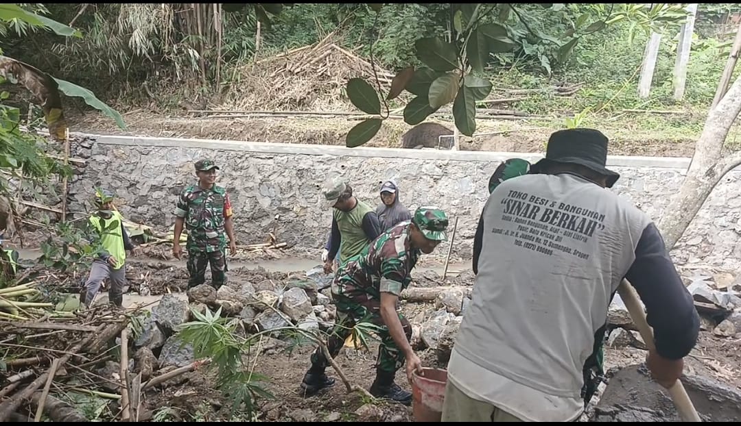 Perlancar Aliran Air, Babinsa Ikut Warga Bangun Talud