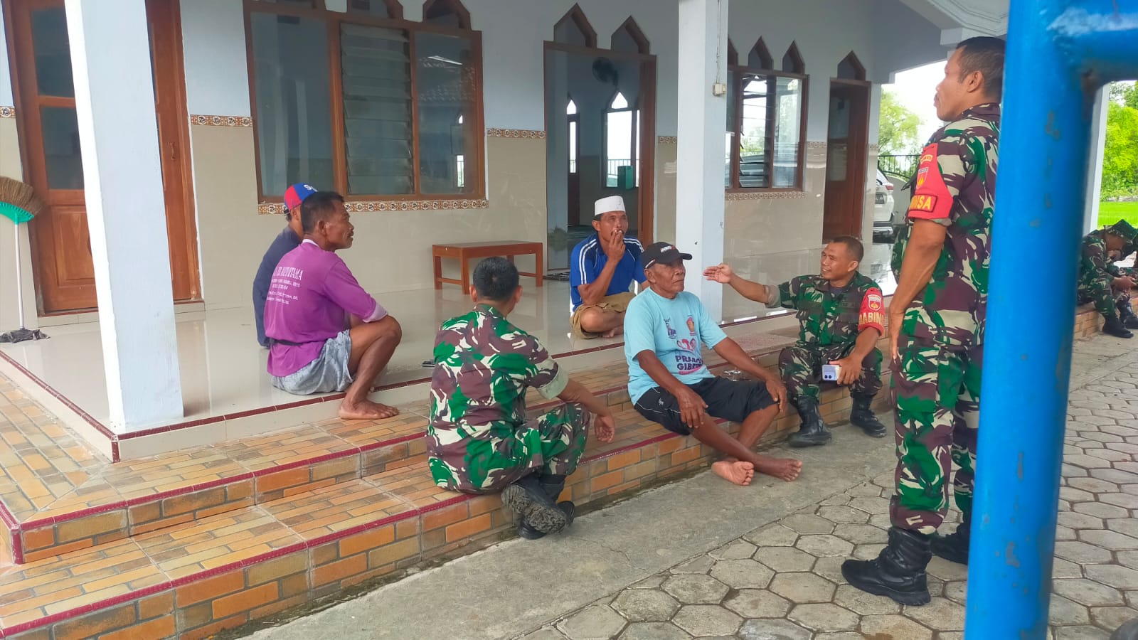 Bangun Kedekatan Babinsa Komsos Dengan Masyarakat Pelemgadung