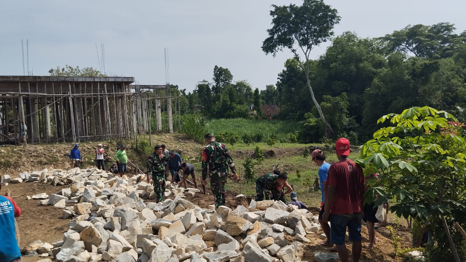 Babinsa dan Warga Gotong Royong Bangun Talud, Antisipasi Cuaca Ekstrim