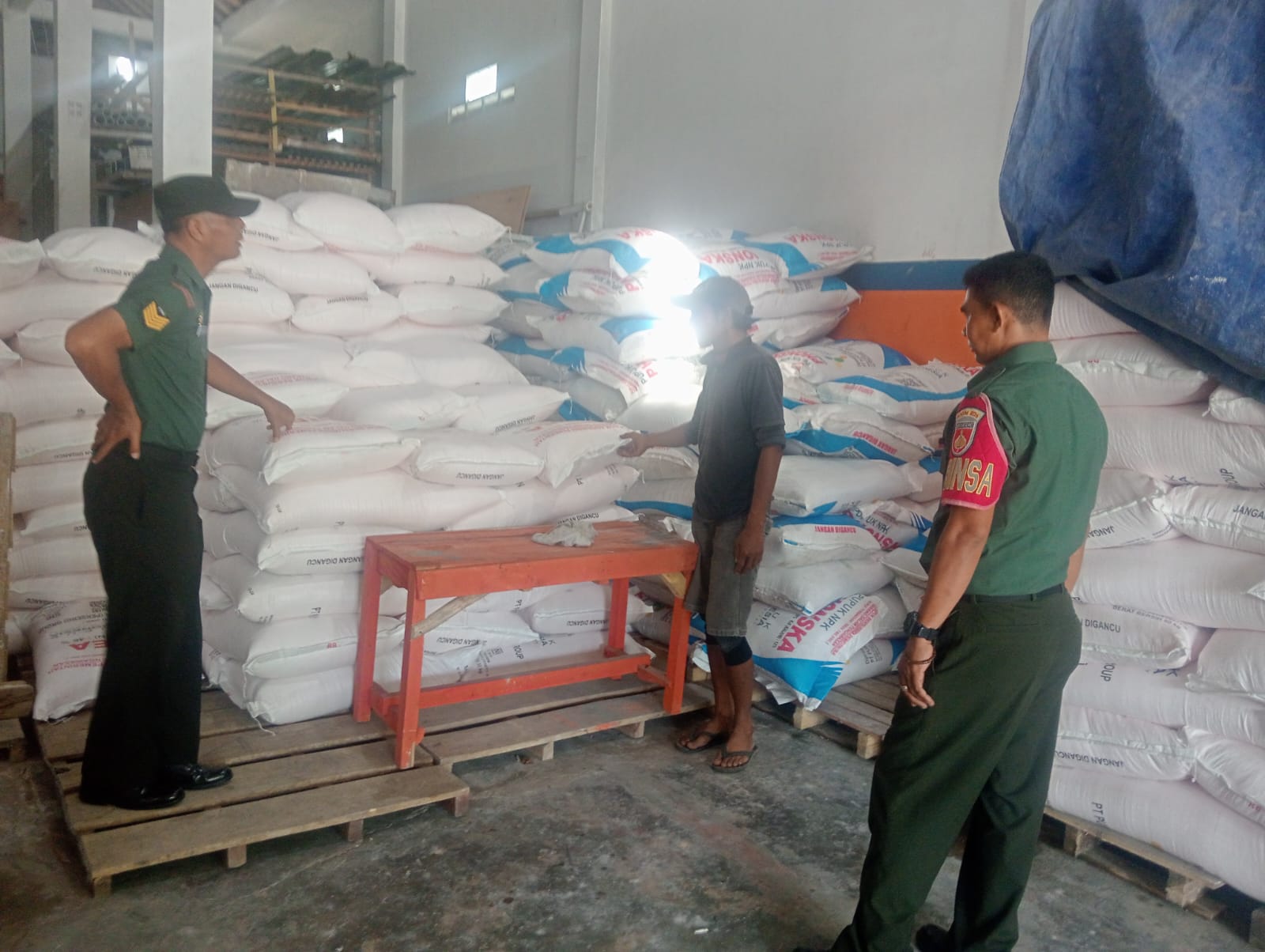 Intesifkan Pengawasan, Babinsa Cek Kios Pupuk Bersubsisi