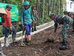 Danramil Beserta Babinsa Gotong Royong,  Meratakan Jalan Menuju Kesejahteraan Desa