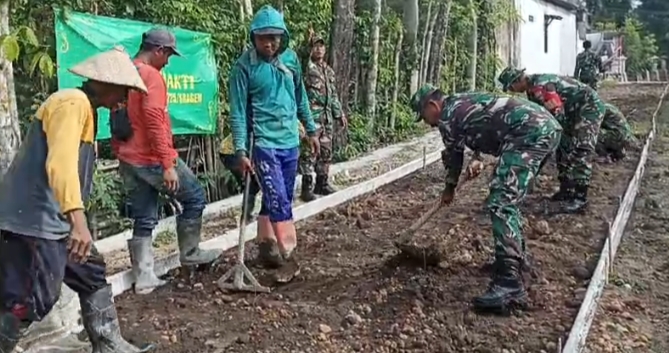 Danramil Beserta Babinsa Gotong Royong,  Meratakan Jalan Menuju Kesejahteraan Desa