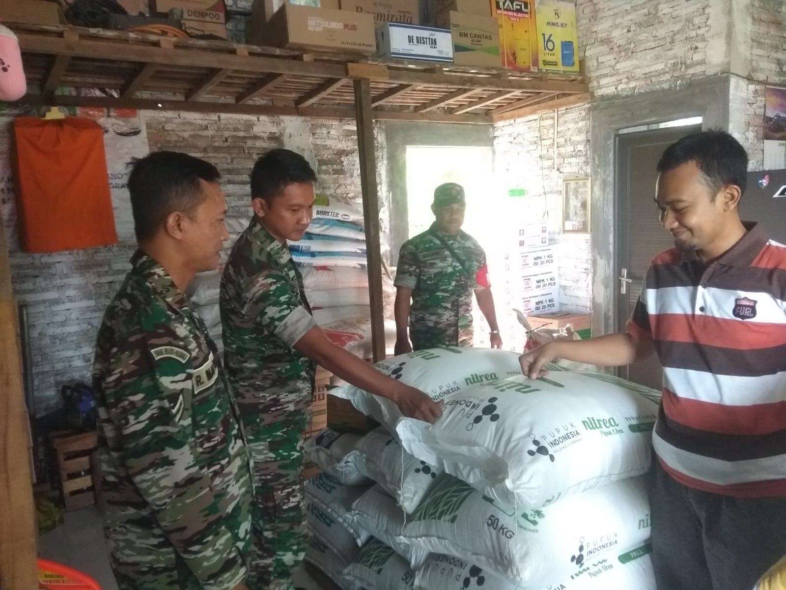 Babinsa Desa Kalangan Cek Ketersediaan Pupuk bersubsidi   