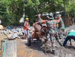 Babinsa Bergotong Royong Perbaiki Saluran Air Di Desa Celep