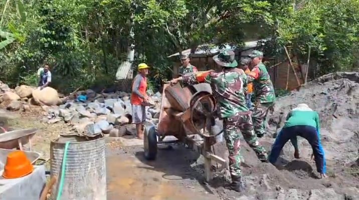 Babinsa Bergotong Royong Perbaiki Saluran Air Di Desa Celep