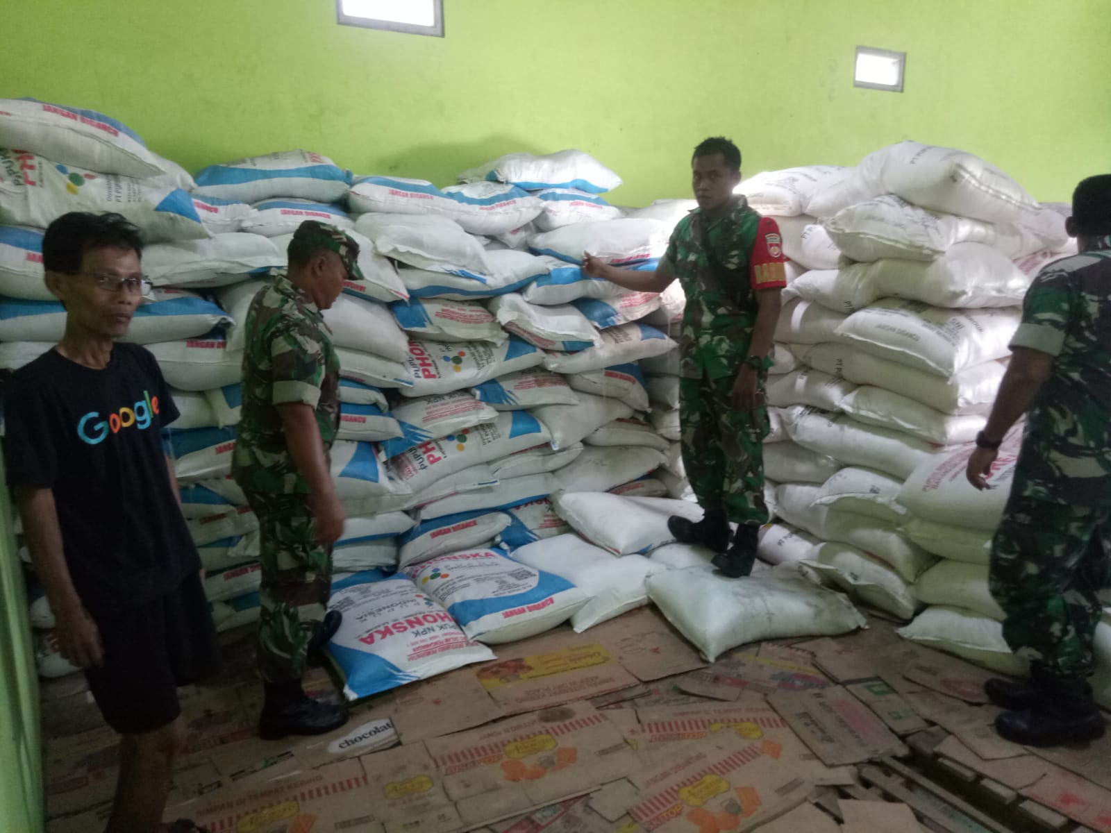 Cegah Kecurangan, Babinsa Cek Stok Pupuk Bersubsidi