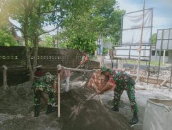 Babinsa Bantu Warga Perkuat Solidaritas Melalui Gotong Royong