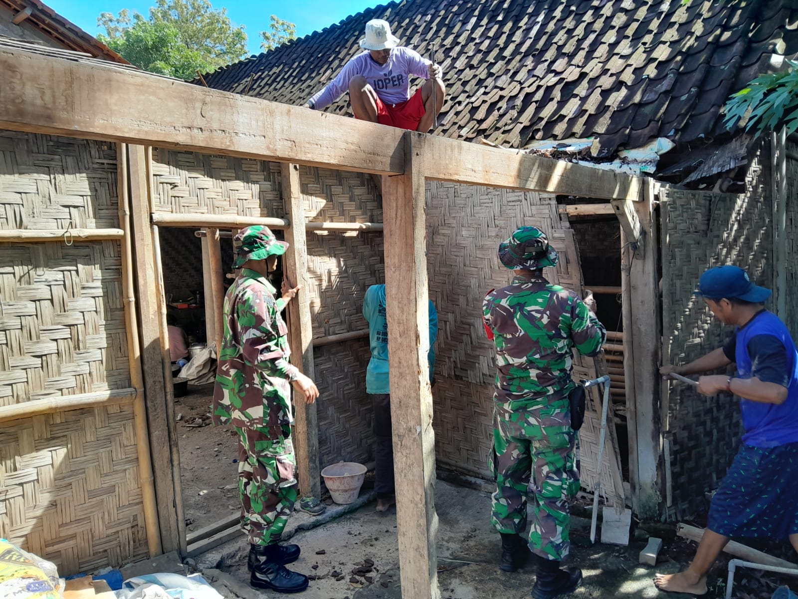 Selalu Ada Bersama Rakyat, Babinsa Bantu Renovasi Rumah Warga