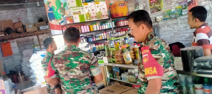 Babinsa Cek Persediaan Pupuk dan Obat Pertanian Di Kios Desa Binaan