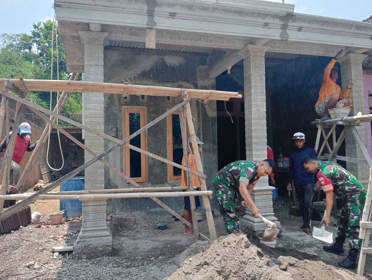 Membangun Keharmonisan Dengan Rakyat, Babinsa Bantu Warga Bangun Rumah