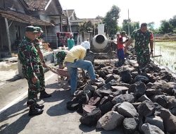 Hadir Dalam Mengatasi Kesulitan Rakyat, Serma Budi Turun Tangan Bantu Pembangunan Saluran Irigasi