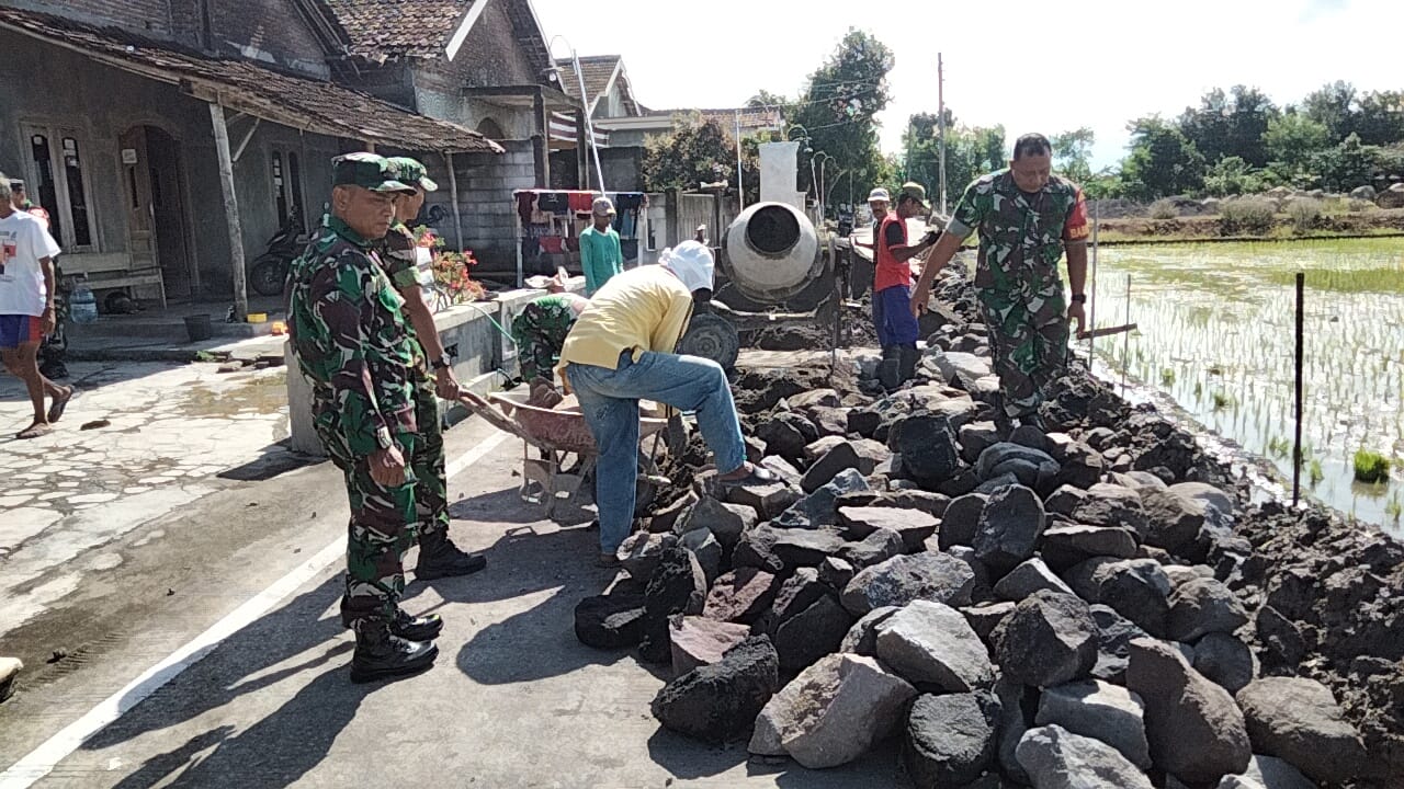Hadir Dalam Mengatasi Kesulitan Rakyat, Serma Budi Turun Tangan Bantu Pembangunan Saluran Irigasi