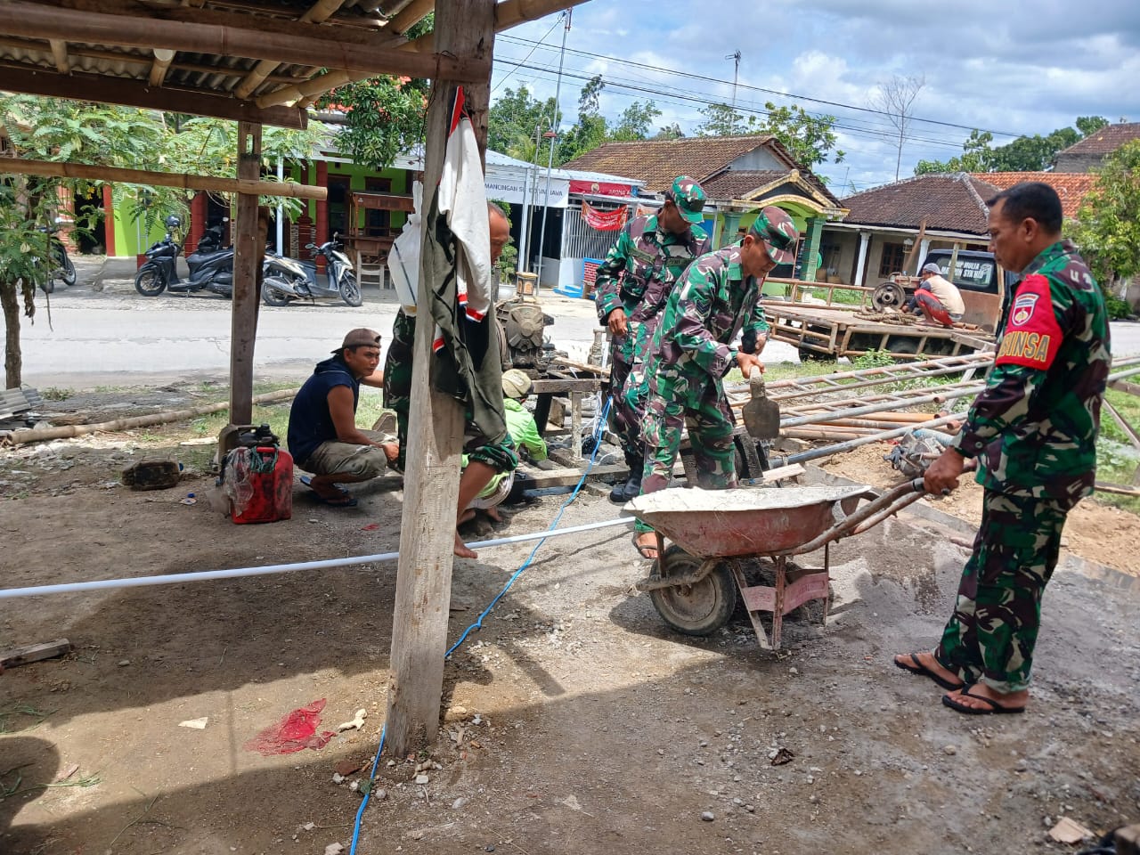 Membangun Keharmonisan Dengan Rakyat, Babinsa Bantu Warga Bangun Rumah