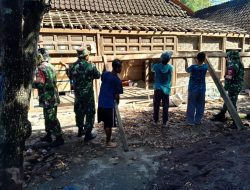 Babinsa Dan Masyarakat Gotong Royong Bangun Rumah Warga